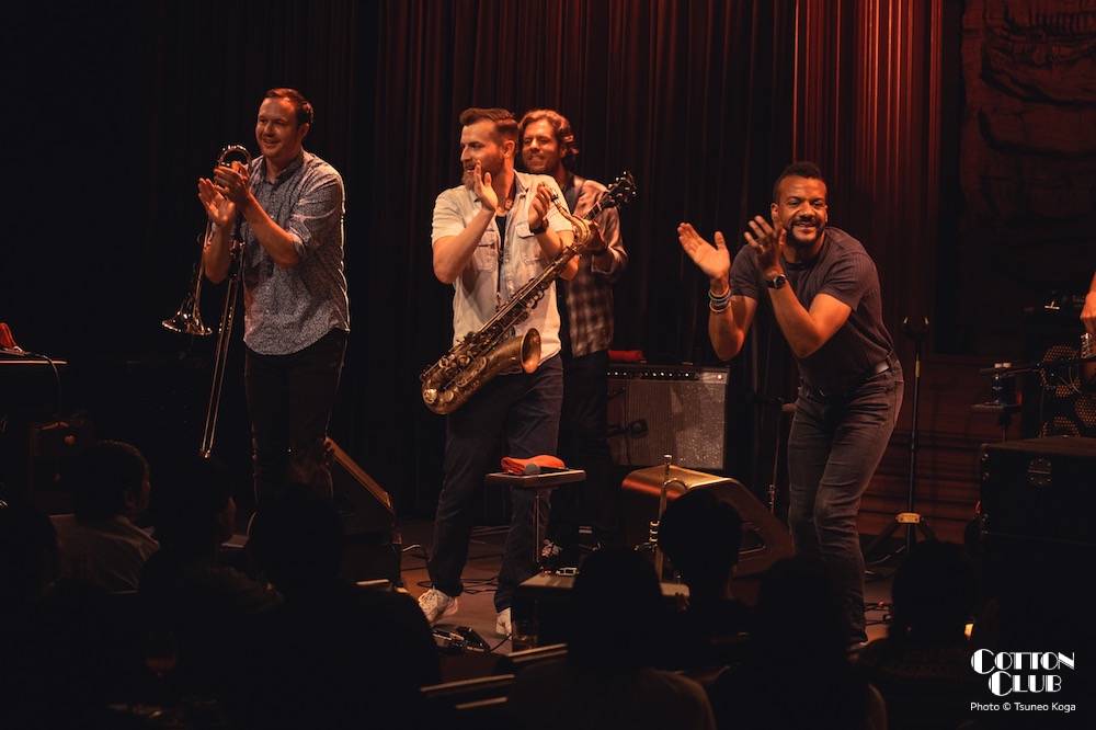 cottonclubjapan's tweet image. 【LIVE PHOTO】
HUNTERTONES + Akie Bermiss (of LAKE STREET DIVE)
ハンタートーンズ + アキー・バーミス（レイク・ストリート・ダイヴ）
(2023 8.26 sat.) photo by Tsuneo Koga

#DanWhite (sax)
#JonLampley (tp,sousaphone)
#ChrisOtt (tb,human-beatbox)
#JoshHill (g)
#AdamDeAscentis (b)