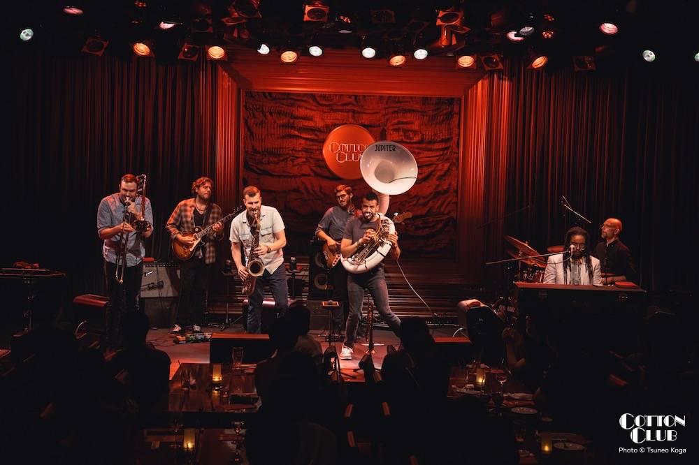cottonclubjapan's tweet image. 【LIVE PHOTO】
HUNTERTONES + Akie Bermiss (of LAKE STREET DIVE)
ハンタートーンズ + アキー・バーミス（レイク・ストリート・ダイヴ）
(2023 8.26 sat.) photo by Tsuneo Koga

#DanWhite (sax)
#JonLampley (tp,sousaphone)
#ChrisOtt (tb,human-beatbox)
#JoshHill (g)
#AdamDeAscentis (b)