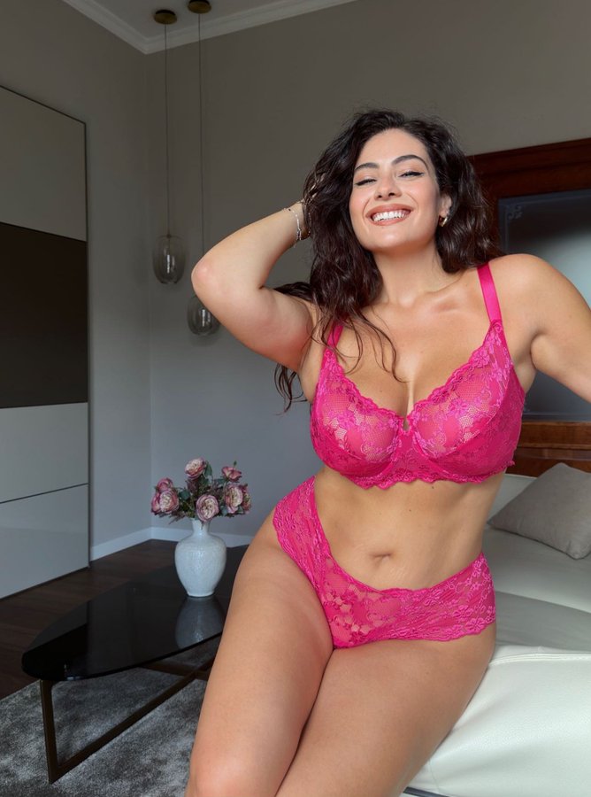 F5U994WXgAA7ZV5?format=jpg&name=900x900