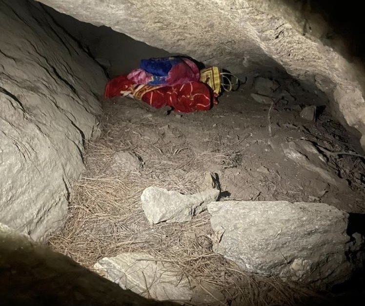 RisingKashmir's tweet photo. #Hideout of longest surviving #HMterrorist #unearthed in #Kishtwar dist
Reports Arvind Sharma
@SSPKishtwar @JmuKmrPolice
@igpjmu
https://t.co/oovMj0iBQZ https://t.co/YmXD1pKhPf