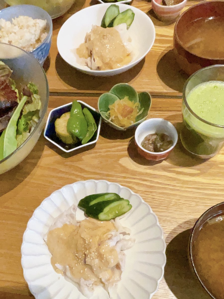 horieCafeMODE's tweet photo. 今日のバランス定食
もち豚冷しゃぶ　ゴマと豆乳と麦味噌だれ/青ナスと万願寺の揚げ浸し/千両ナスのカラシ麹漬け/そうめんかぼちゃ梅肉和え←今日のイチオシ
・精製された塩は使っていません。しつかりと塩分は補給しましょう！
#堀江カフェ#フレンチビストロ https://t.co/d1gLALmSj0