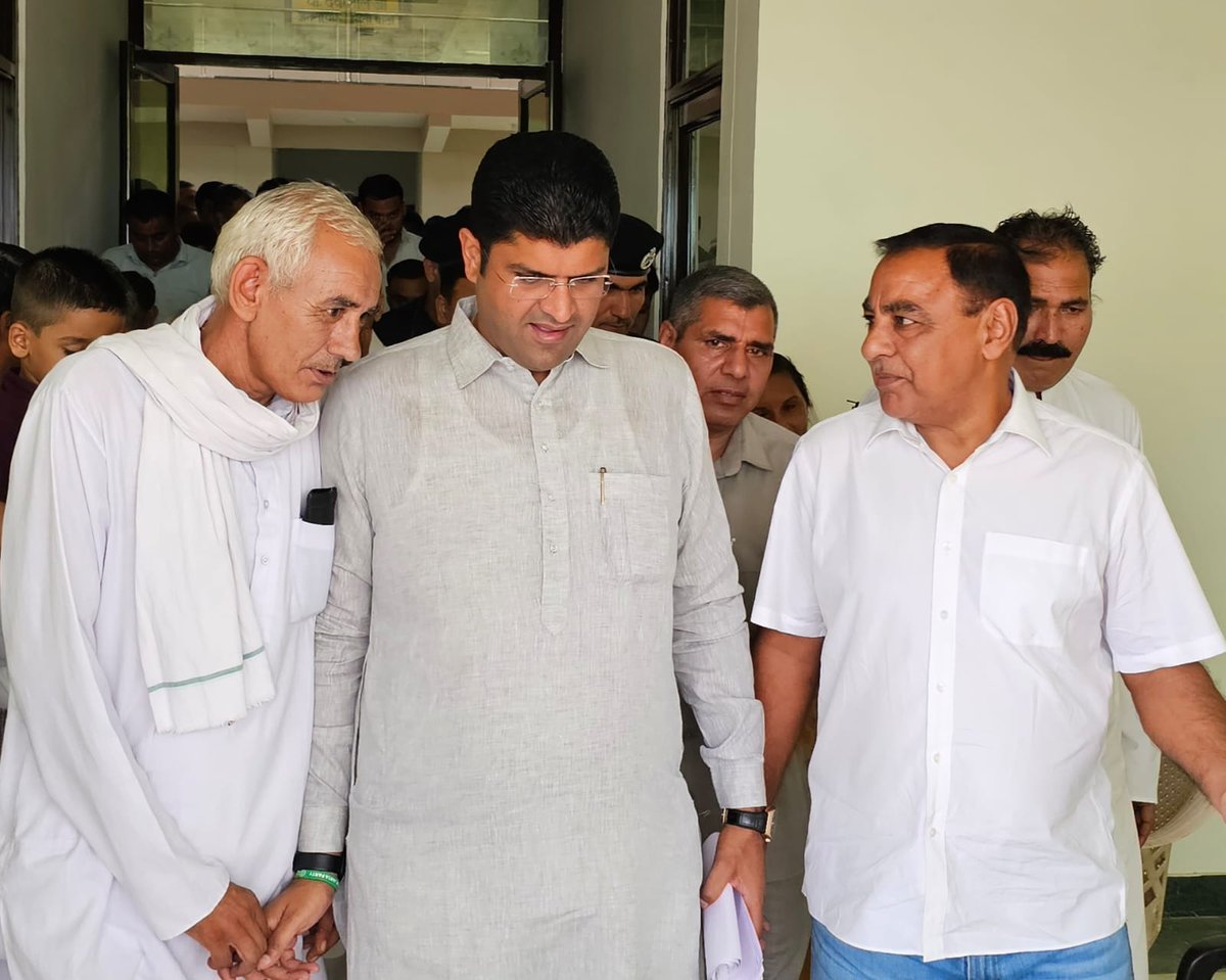 Dchautala's tweet photo. भिवानी स्थित चौधरी देवीलाल सदन में प्रिय कार्यकर्ताओं के साथ मुलाक़ात की उनका हालचाल जाना... https://t.co/oXK0Mm39IB