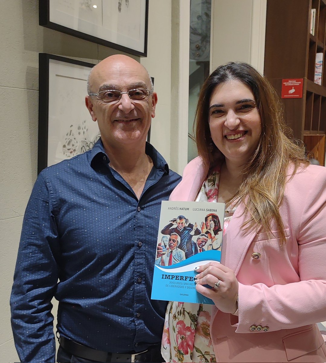 mariapaulagrana's tweet photo. Genioooo @andreshatumok! Gran presentación de su nuevo libro #imperfectos en coautoría con @kalipolis! 
Adoré la dedicatoria en el libro! 😘 https://t.co/Yn8dHixwLY