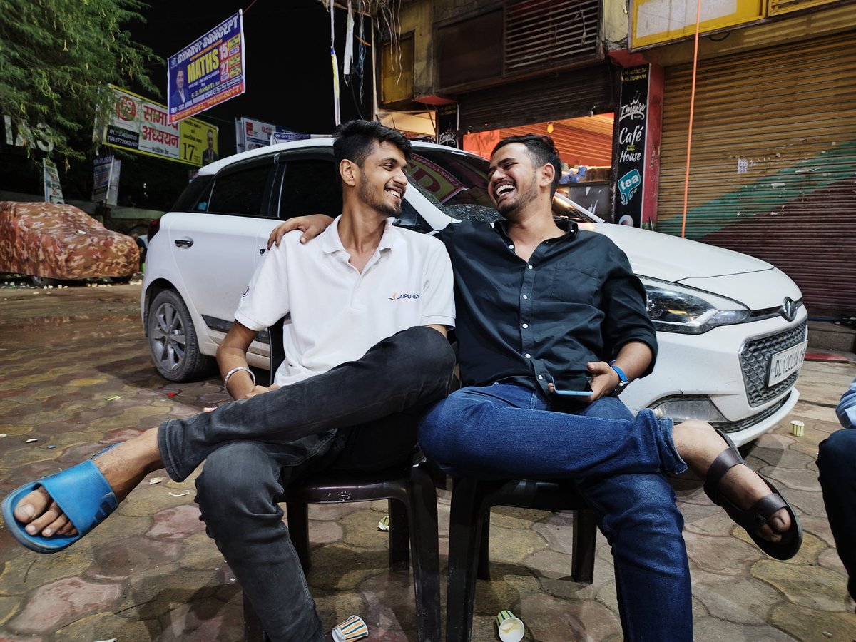 Harshit_Kunwar_'s tweet image. @ASHISHSINGHABVP 
आशीष सिंह , हमारे दिलों के भाव है , हमारे आत्मसम्मान का भाव है , हमारे बड़े भाई , हमारे जैसे प्रवासी छात्रों के लिए सदैव तत्पर रहे है और आज समय आ गया है की हम सब भैया को भारी संख्या में समर्थन दे और उनका हाथ थाम कर चले । 
#dusu #ashishsinghabvp #purvanchal