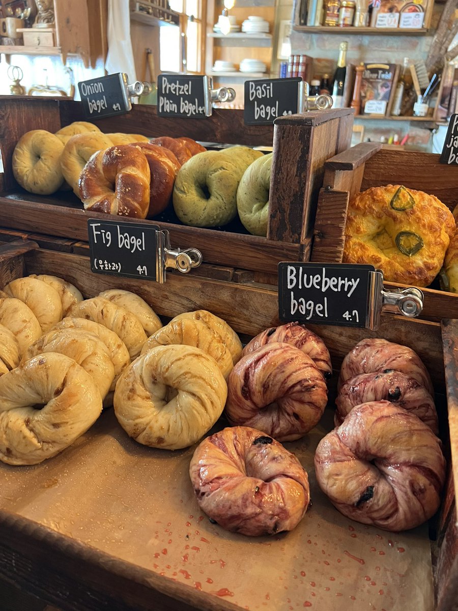 ccafe_breadcafe's tweet photo. 韓国で今1番話題のベーグル屋さん🥯

マジでうますぎる。
弾力やばめ。
もちもちを超えてる。
生地が跳ね返ってこない。
ベーグルでこんなに美味しいと思ったのは

...初めて🫢❤️💓🥯🥯🥯

🥯ロンドンベーグルミュージアム 安国店

#韓国 #旅行 #ソウル #パン屋 https://t.co/Q1sz5EAKC4