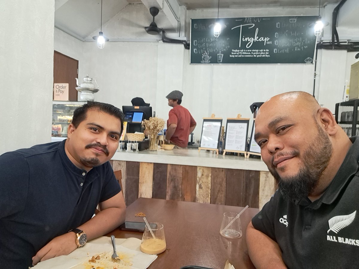 Gelar 'pengkritik filem paling hansem di abad ini', terus dia datang kedai kita 😜. Thank you <a href="/Don_Aziz/">Mat Don 🇲🇾</a> datang #tingkapCafe