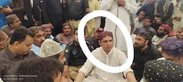 imtiazchandyo's tweet photo. کشمور میں ھندو برادری کے احتجاج کو ختم کرانے میں یہ پی پی کے سابق ایم این اے احسان مزاری نے انتہائی گھٹیا کردار ادا کیا۔ اس نے پہلے انٹری ماری اور ہندو برادری کی ساتھ ہمدردی دکھانے کی کوشش کر کہ پورے احتجاج کو یرغمال بنایا۔ اس نے مغویوں کی آزادی کے عوض ایس ایس پی سے مل کر بھاری رقم بھی لی اور تین مغوی بازیاب کروا کر دیے۔ جب دھرنا ختم کرنے سے ھندو برادری نے انکار کیا تو اس نے کھلم کھلا دھمکی دی کہ اب آپ کا خیر نہیں۔ مزید لوگ اغوا ہونگیں۔ یہ شخص ڈاکوں کے ایک گروپ کا نہ صرف سرغنہ ہے بلکہ مختلف چھوٹے کرمنلز کو تھانوں سے آزاد بھی کرواتا رہا ہے۔ 
#kashmoreprotest