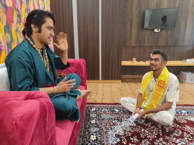 ShivamYadavjii's tweet photo. ये दो तस्वीरे खूब वायरल हुई आपने भी देखी होगी ,

ये तस्वीरे बागेश्वर धाम के पनौती पीठाधीश धीरेंद्रकृष्ण शास्त्री की कलई खोलने के लिए काफी है।

▪️पहली तस्वीर झूठी खबर फैलाने वाले मनीष कश्यप की है , धीरेंद्र कृष्ण शास्त्री से पर्चा बनवाने गए थे,फिर क्या था ऐसी लंका लगी कि अभी तक जेल में बंद है।

▪️ दूसरी तस्वीर हाल ही की इंडियन क्रिकेट टीम के बॉलर युजवेंद्र चहल की है , पर्चा इन्होंने भी बनवाया। , दूसरे दिन ही इनकी भी लंका लग गई खबर आई टीम इंडिया में सलेक्शन नहीं हुआ।

इस लिए ऐसे सेलिब्रिटी टाइप पाखंडियों, ढोंगियों को सिद्ध पुरुष संत समझने की गलती मत करिए ,ये पाखंडी V.I.P treatment लेता है भागवत कथा का 1 करोड़ से ज्यादा चार्ज करता है।

आज भी बहुत सारे साधू हमारे भारत में है जो बिना किसी luxurious life को जिए,अपने शरीर को ईश्वर की तपस्या में तपा रहे उन्हे आदर्श मानिए।