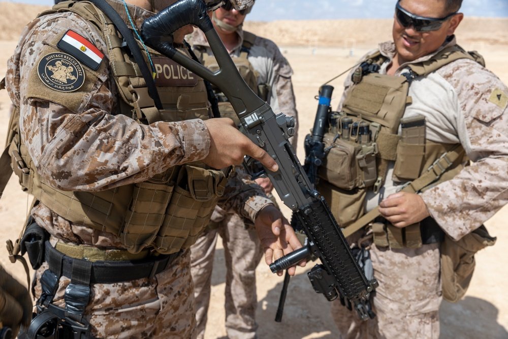 thewittynoise's tweet photo. #ExerciseBrightStar Update: Egyptian Police Hostage Rescue Force conducts bilateral field training drills with #US Marines & Navy SEALs as part of Exercise Bright Star 23.
@ShivAroor @alpha_defense @amitabhprevi https://t.co/RRYx0vBqQt