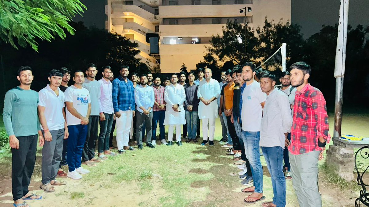 KablanaSanjay's tweet photo. कल देर रात जयपुर के जाट हॉस्टल ( छात्रावास ) में उप मुख्यमंत्री भाई दुष्यंत चौटाला जी की आमेर विधानसभा(राजस्थान) में होने वाली 7 सितंबर की रैली को सफ़ल बनाने के लिऐ युवा साथियों को निमंत्रण देते हुए ओर साथ म���ं रब्बू पंवार, हरेंद्र बैनीवाल और विष्णु दाबड़। @Dchautala @DVJChautala https://t.co/qp1mhe16DL