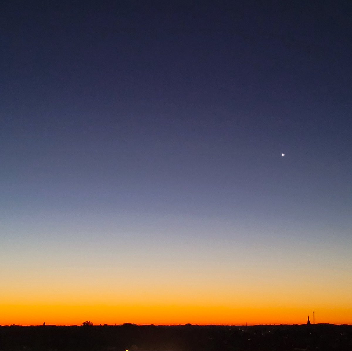 De planeet Venus schittert in de ochtendschemering.