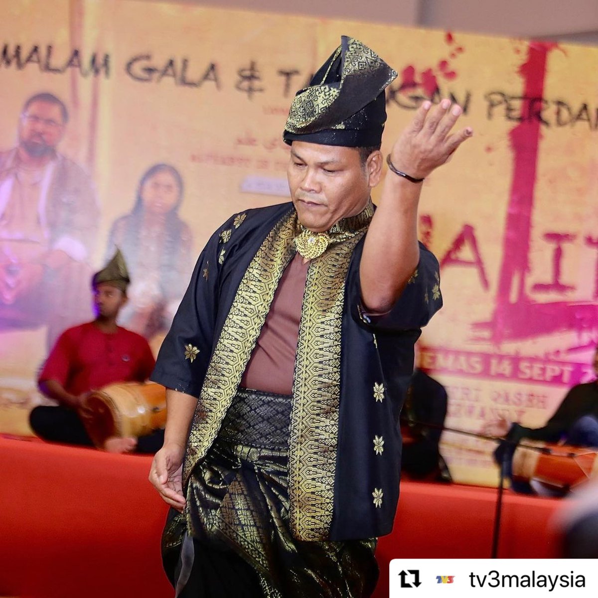 Sekitar Majlis Tayangan Perdana &amp; Sidang Media filem Walid, persiapkan diri anda untuk menyaksikan aksi-aksi yang mendebarkan 💥

📸: <a href="/tv3malaysia/">tv3malaysia</a> 

#FilemWalid #HidupIniKeras #HurufItuCahayaIlmu 📖
