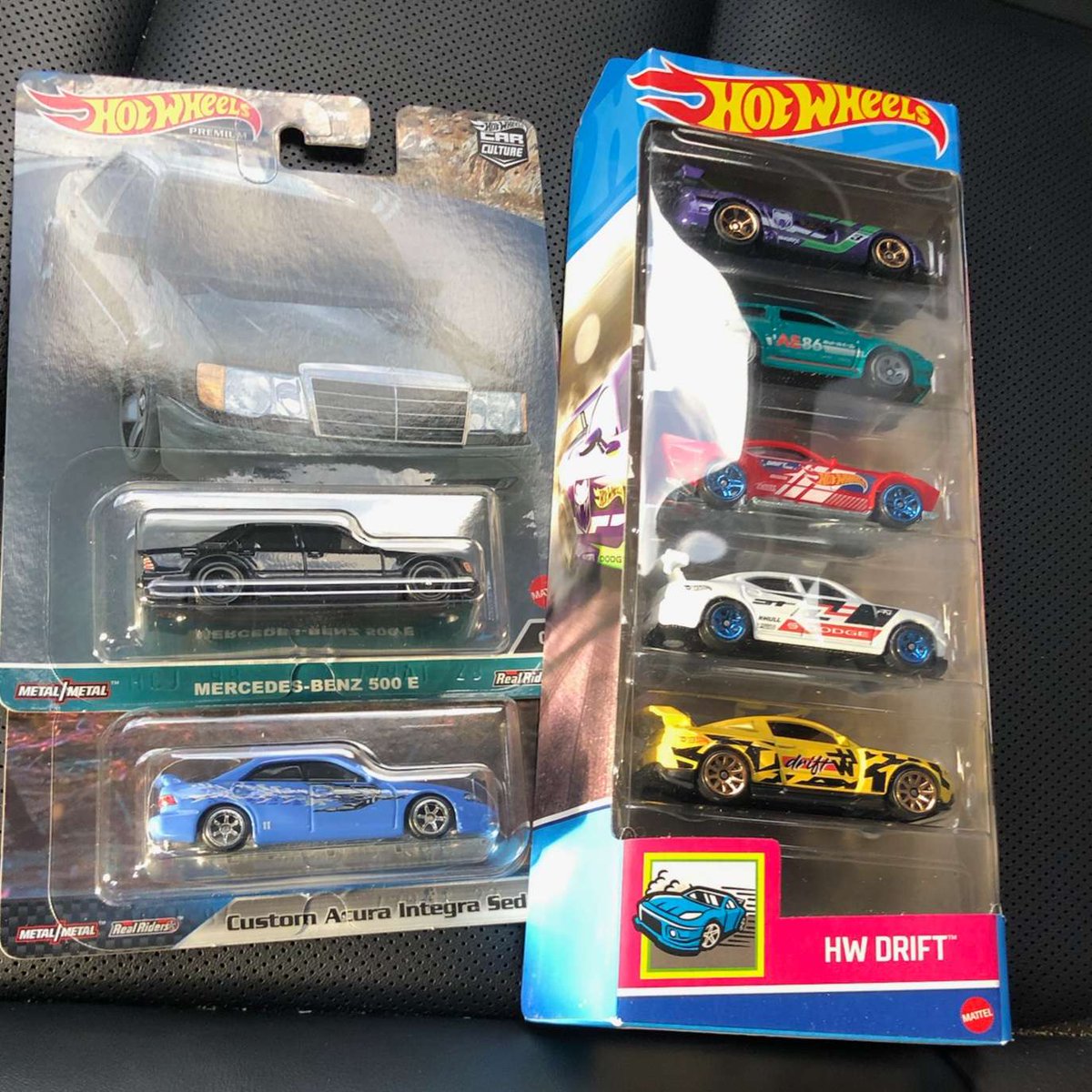 when im actively seeking out a chase i like, it always eludes me, then one comes around that i dont even care for and it shows up front pegs for me at walmart. Gonna keep it as a trade piece tho😝who has a lambo essenza chase you wanna trade me?