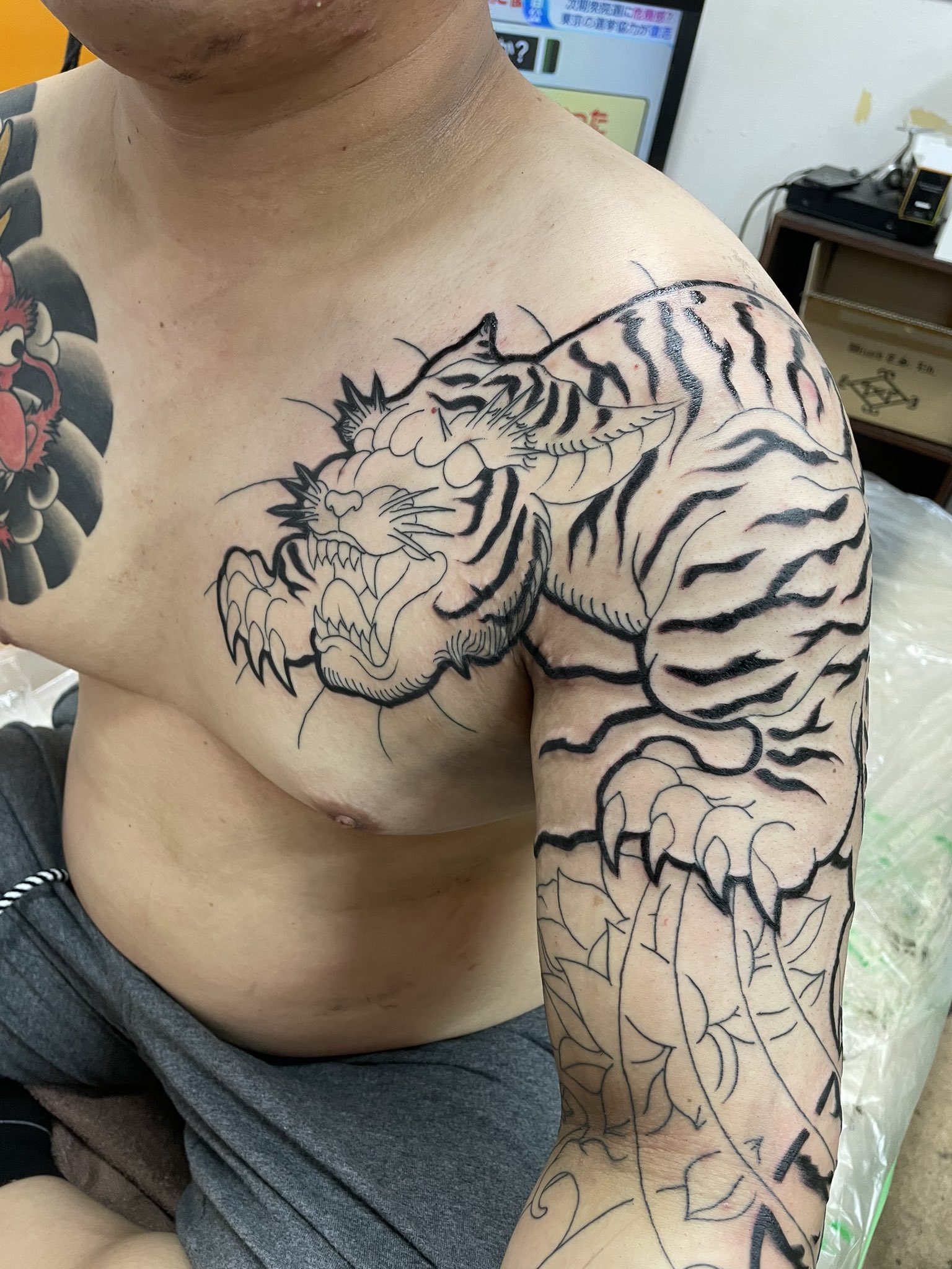 tattoo タトゥー　刺青 𝐓𝐀𝐓𝐓𝐎𝐎 𝐇𝐄𝐀𝐕𝐄𝐍.𝐦𝐤𝐛 | . 数珠.制作途中🔥 数珠筋