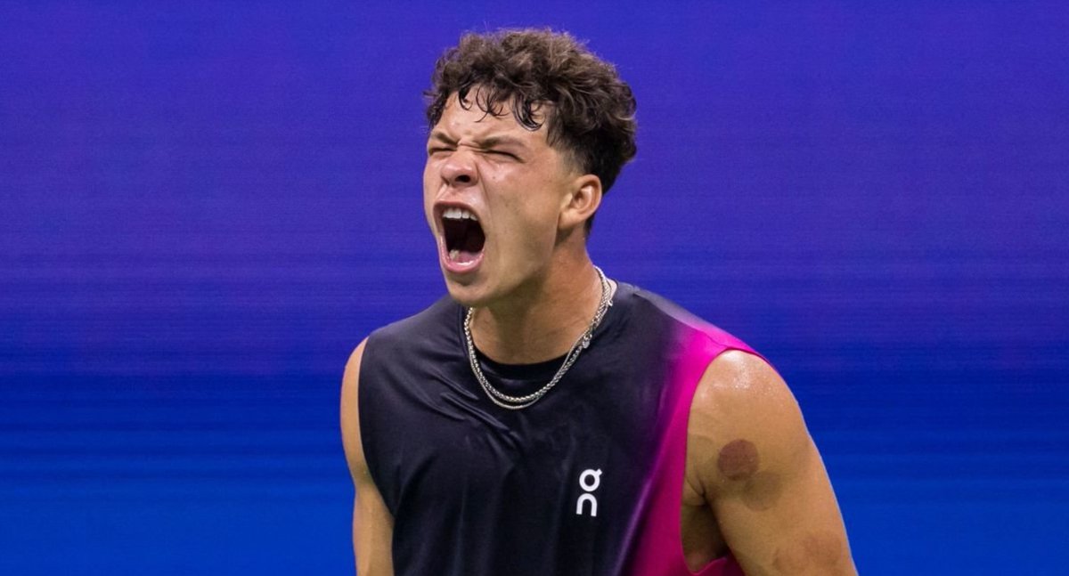 20yo Ben Shelton, the 2022 NCAA singles champ, professional since 13 months ago and playing just his 5th career Grand Slam, is into the #USOpen semifinals after beating #10 Frances Tiafoe 6-2, 3-6, 7-6(7), 6-2. What a moment for him. Tiafoe will leave the top 10.