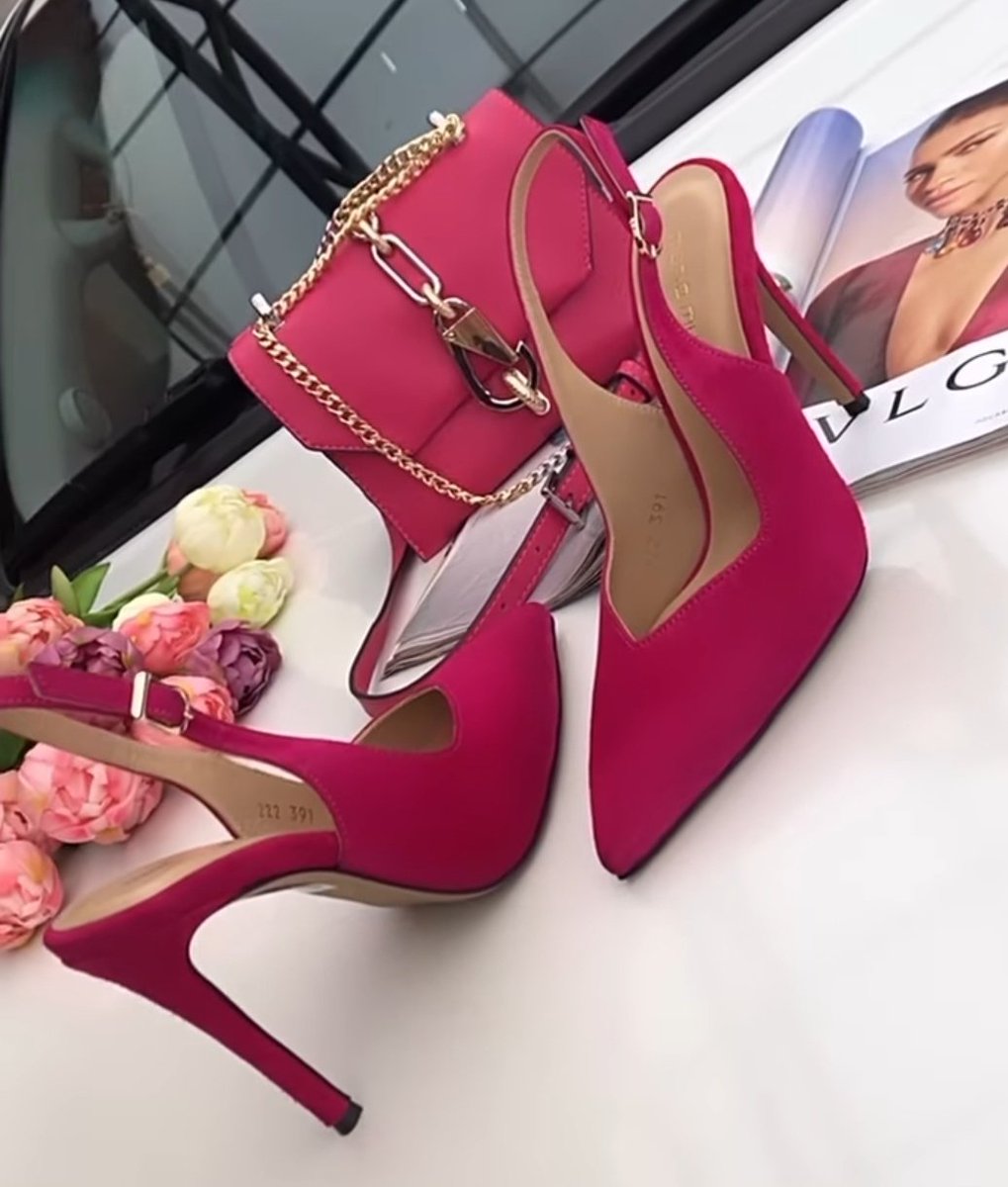 Günaydın topuklu ayakkabıyla sikilmek isterim çok zevk verir deyilmi