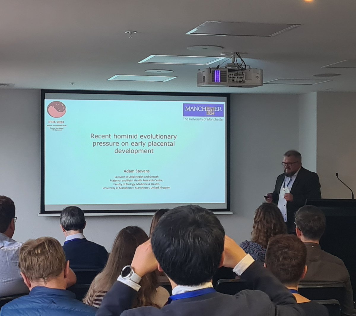 Adam Stevens presenting our group work on evolutionary pressure on early placental development <a href="/IFPA_Official/">IFPA</a> <a href="/MFH_Research/">Maternal & Fetal Health Research Centre</a> #IFPA2023