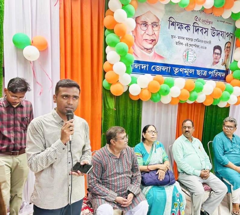 MaldaTMCP's tweet photo. মালদা জেলা তৃণমূল ছাত্র পরিষদের উদ্যোগে শিক্ষক দিবস উদযাপন ও শিক্ষক-শিক্ষিকাদের সম্মাননা জ্ঞাপনের মুহূর্ত।
#MaldaTMCP 
#TrinamooleNaboJowar
@abhishekaitc @sayani06 https://t.co/7O6vTtPrVj