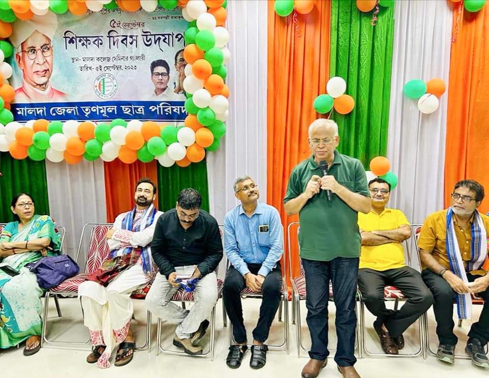 MaldaTMCP's tweet photo. মালদা জেলা তৃণমূল ছাত্র পরিষদের উদ্যোগে শিক্ষক দিবস উদযাপন ও শিক্ষক-শিক্ষিকাদের সম্মাননা জ্ঞাপনের মুহূর্ত।
#MaldaTMCP 
#TrinamooleNaboJowar
@abhishekaitc @sayani06 https://t.co/7O6vTtPrVj