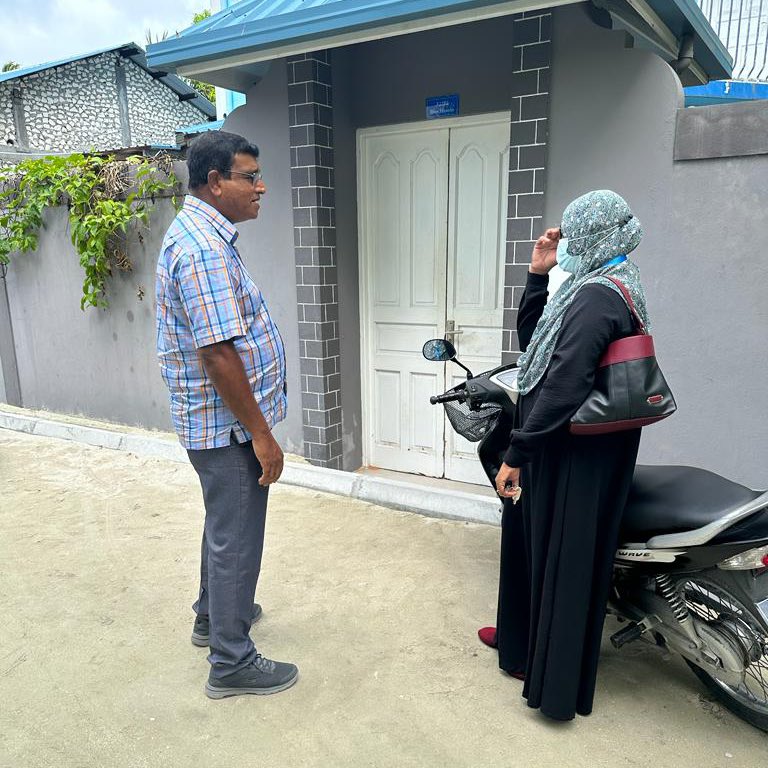jpcampaign2023's tweet photo. ޤައުމީ ކެންޑިޑޭޓް އޮނަރަބްލް ޤާސިމް އިބްރާހީމްގެ ރަނިންގމޭޓް ޑރ.އަމީން އިބްރާހީމް ރިޔާސީ ކެމްޕެއިންގައި ދ.ކުޑަހުވަދޫގައި ދޮރުންދޮރަށް ހިންގަވައި ރައްޔިތުންގެ ހާލުއަހުވާލު ބައްލަވާލައްވައިފި.

#ހާސްކަނޑާލާހަމަޖެހޭނެ
#ޤާސިމްއަމީން2023 

 #QasimAmeen2023
#CandidateNo5
#GaumeeCandidate
#HaaskandaalaaHamajeheyne