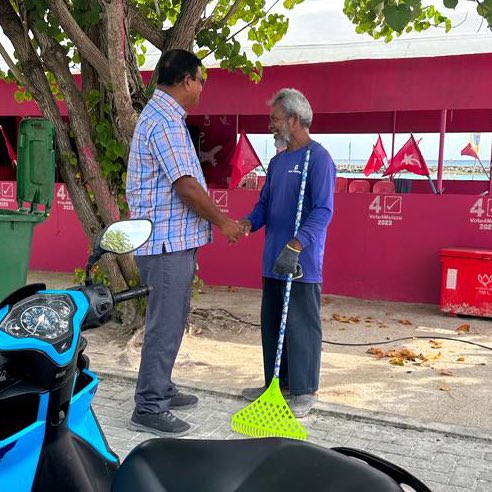 ޤައުމީ ކެންޑިޑޭޓް އޮނަރަބްލް ޤާސިމް އިބްރާހީމްގެ ރަނިންގމޭޓް ޑރ.އަމީން އިބްރާހީމް ރިޔާސީ ކެމްޕެއިންގައި ދ.ކުޑަހުވަދޫގައި ދޮރުންދޮރަށް ހިންގަވައި ރައްޔިތުންގެ ހާލުއަހުވާލު ބައްލަވާލައްވައިފި.

#ހާސްކަނޑާލާހަމަޖެހޭނެ
#ޤާސިމްއަމީން2023 

 #QasimAmeen2023
#CandidateNo5