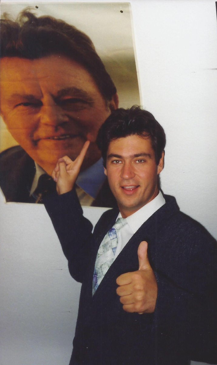 Markus_Soeder's tweet photo. Heute wäre Franz Josef Strauß 108 Jahre geworden. „Dem Volk aufs Maul schauen, aber nicht nach dem Mund reden“, war sein Leitbild. Er bleibt unvergessen als politischer Visionär, rhetorisches Kraftwerk und Mitbegründer des modernen #Bayern. Wegen ihm bin ich in die @CSU eingetreten. Das war das Poster über meinem Bett in der Jugendzeit.