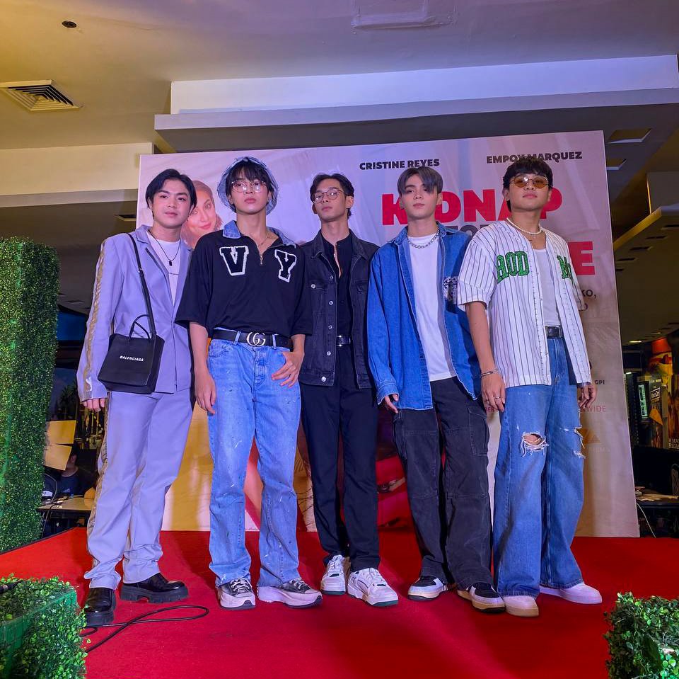cornerstone_ofc's tweet photo. Todo suporta ang @vxonofficial para kay "Kidnap For Romance" star Empoy sa premiere night! 📸

Directed by Victor Villanueva

Mapapanood na ang "Kidnap For Romance" sa mga sinehan! 

#VXON
#Empoy
#VictorVillanueva 
#CornerstoneArtist 
#KidnapForRomance https://t.co/n1ZPmDGB4z