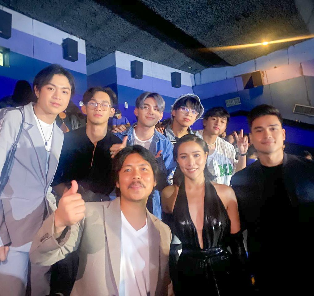 cornerstone_ofc's tweet photo. Todo suporta ang @vxonofficial para kay "Kidnap For Romance" star Empoy sa premiere night! 📸

Directed by Victor Villanueva

Mapapanood na ang "Kidnap For Romance" sa mga sinehan! 

#VXON
#Empoy
#VictorVillanueva 
#CornerstoneArtist 
#KidnapForRomance https://t.co/n1ZPmDGB4z