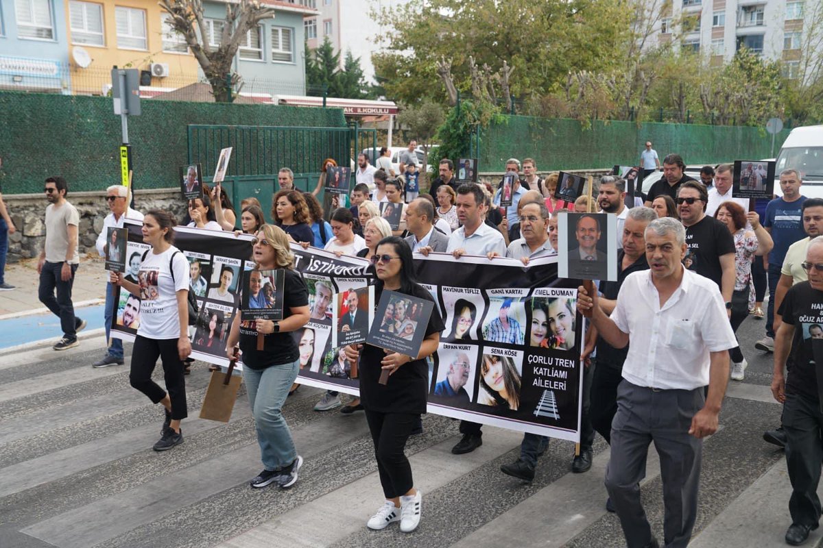 Gerçek sorumluların kim olduklarını biliyoruz! Biz “gerçeğin” peşindeyiz!
Çorlu 1. Sulh Ceza Hakimliği ya takipsizliği kaldırıp hakikati ortaya çıkartacak ya da bu adaletsizliğe ortak olacak!
Düzene değil, adalete hizmet edin!
#CorluTrenKatliamı 
#ÇorluİçinAdalet
