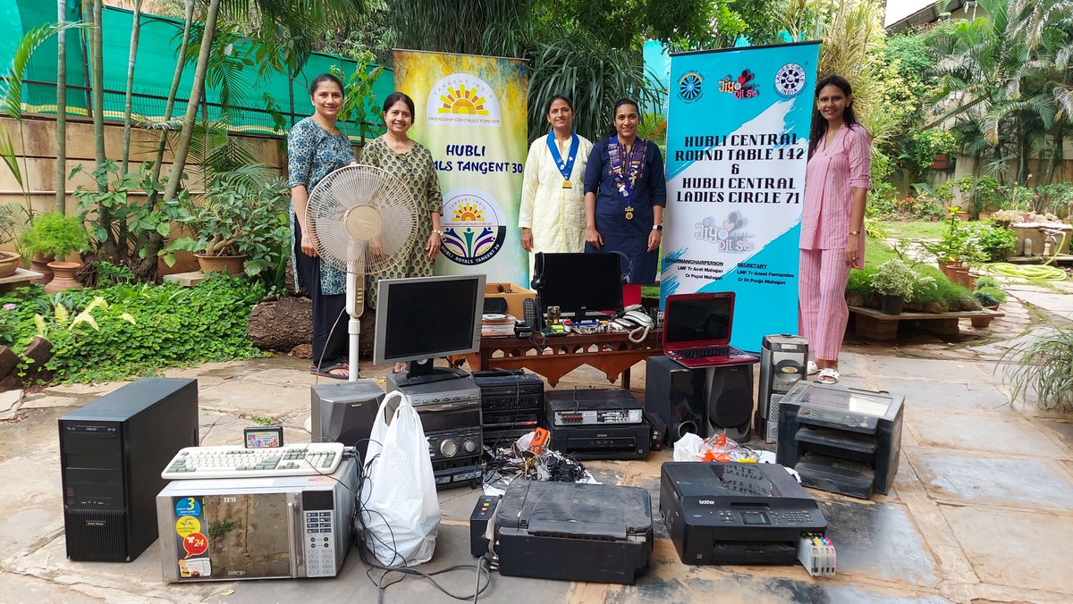 Hubli Royal Tangents 30 and Hubli Central Ladies Circle 71 had organized an E-waste donation drive for their club members. They have also pledged to spread the word about the benefits of #ewasterecycling 
They are our new #warriorsagainstwaste 
#swachhsurvekshan2023 #swachhbharat