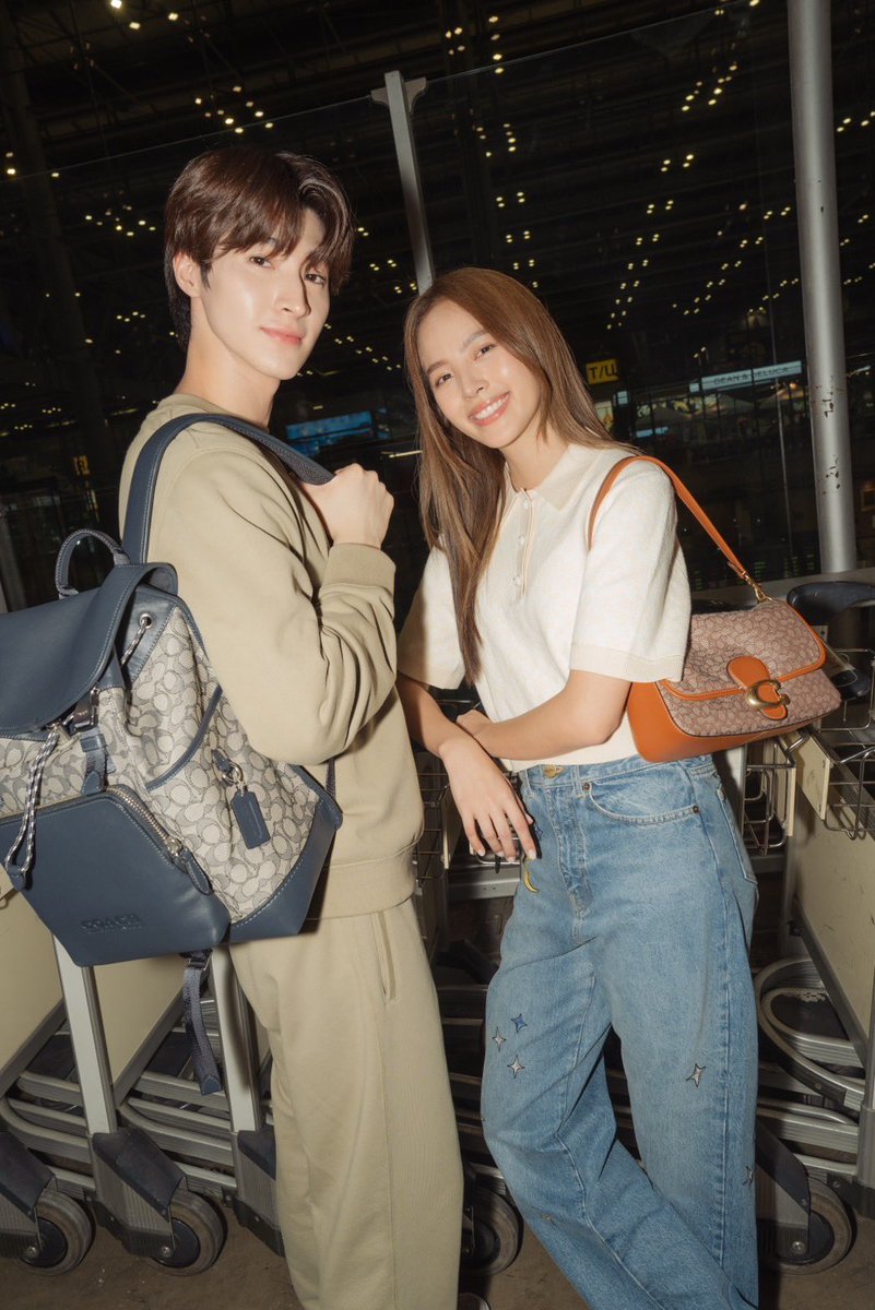 MadanFun's tweet photo. Ready to take off! #nychaa และ #Bluepongtiwat ใน Total look จาก #Coach พร้อมออกเดินทางสู่มหานครนิวยอร์กเพื่อร่วมชมแฟชั่นโชว์คอลเลคชัน SS24 และดินเนอร์สุดพิเศษเพื่อฉลองการทำงานครบรอบ 10 ปีของครีเอทีฟไดเรคเตอร์คนสำคัญของแบรนด์อย่าง #stuartvevers ที่จะจัดขึ้นในวันที่ 8 กันยายน 2566 ช่วงเช้าเวลา 6:30 น. (ตามเวลาประเทศไทย)
#Pacificagroup #CoachNY