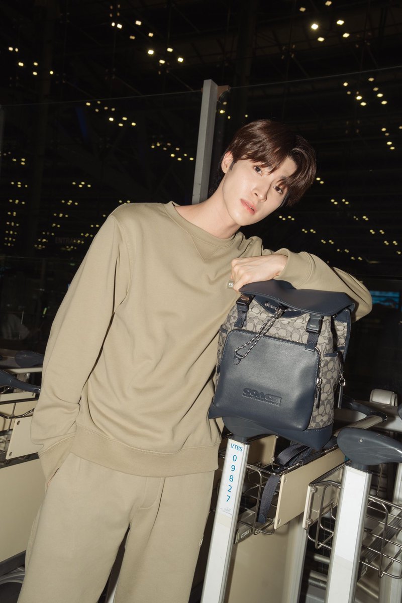 MadanFun's tweet photo. Ready to take off! #nychaa และ #Bluepongtiwat ใน Total look จาก #Coach พร้อมออกเดินทางสู่มหานครนิวยอร์กเพื่อร่วมชมแฟชั่นโชว์คอลเลคชัน SS24 และดินเนอร์สุดพิเศษเพื่อฉลองการทำงานครบรอบ 10 ปีของครีเอทีฟไดเรคเตอร์คนสำคัญของแบรนด์อย่าง #stuartvevers ที่จะจัดขึ้นในวันที่ 8 กันยายน 2566 ช่วงเช้าเวลา 6:30 น. (ตามเวลาประเทศไทย)
#Pacificagroup #CoachNY