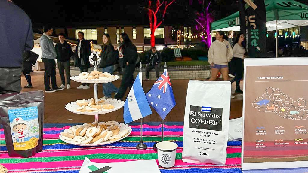 Con el propósito de promover nuestra cultura, gastronomía y pasión por el café entre el público joven australiano, participamos en el Moonlit Market de @UCLife. 👩‍🦰☕️👨

Ampliamos: 
🔗 bit.ly/3P7xfA1