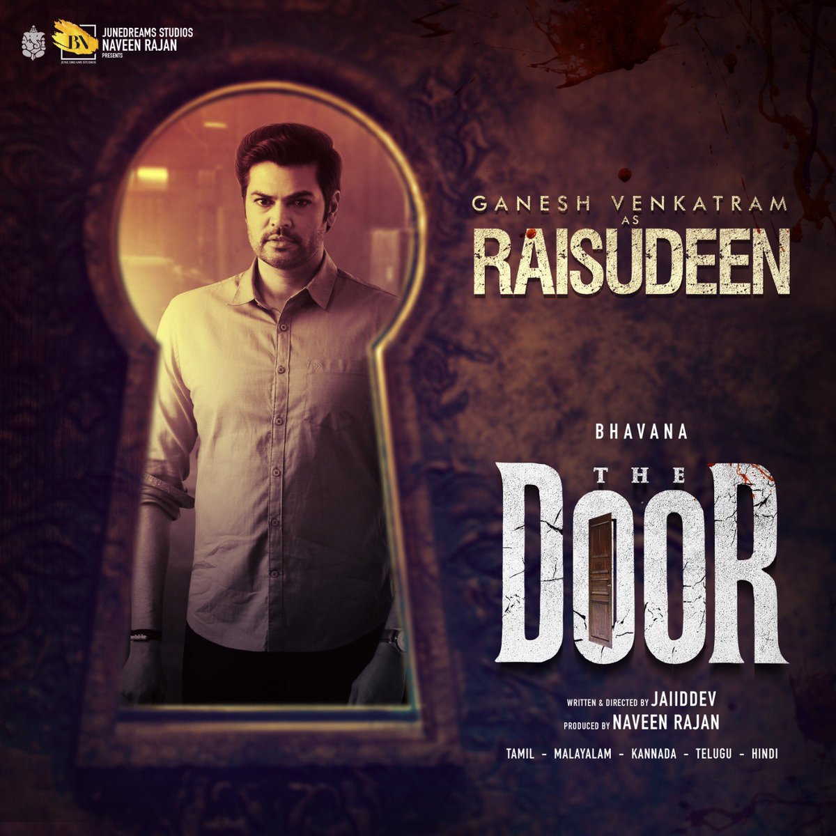 Check Out - Ganesh Venkataram a stylish and charismatic performer, plays as #Raisudeen , leading a crime investigation team in upcoming movie, #TheDoor 

<a href="/talk2ganesh/">Ganesh Venkatram</a> @Priyaaavenkat <a href="/SindhooriC/">Sindhoori Vishwanath</a> @Roshni__roshu @jaiiddev @gouthamgdop <a href="/VenmathiKarthi/">Venmathi Karthi</a> <a href="/raveena116/">Raveena.S.R</a> <a href="/cutbycut24/">Athul Vijay</a>