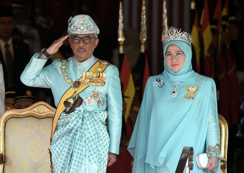 Sultan Abdullah dan Tunku Azizah telah letakkan satu penanda aras yang tinggi untuk YDPA selepas ini.

Walaupun berdepan dengan situasi besar yang melanda negara, baginda tetap membuat keputusan dengan kebijaksanaannya.

Sebagaimana sambutan rakyat Sabah terhadap YDPA dan