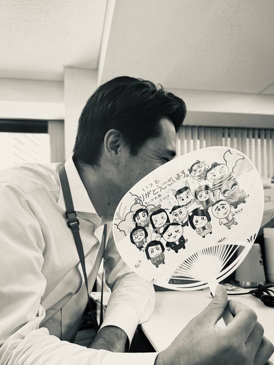cc_main_media's tweet photo. 1/2
皆さんこんにちは、まだまだ暑い日が続いていますが
いかがお過ごしでしょうか。
メインでは、取引先様へ感謝の気持ちを込めて特製うちわを制作しました🌿
皆様は、夏の猛暑対策にどんなアイテムや工夫を取り入れていますか？🍧コメントでシェアしてください✨ https://t.co/Eqm9zzUkjD