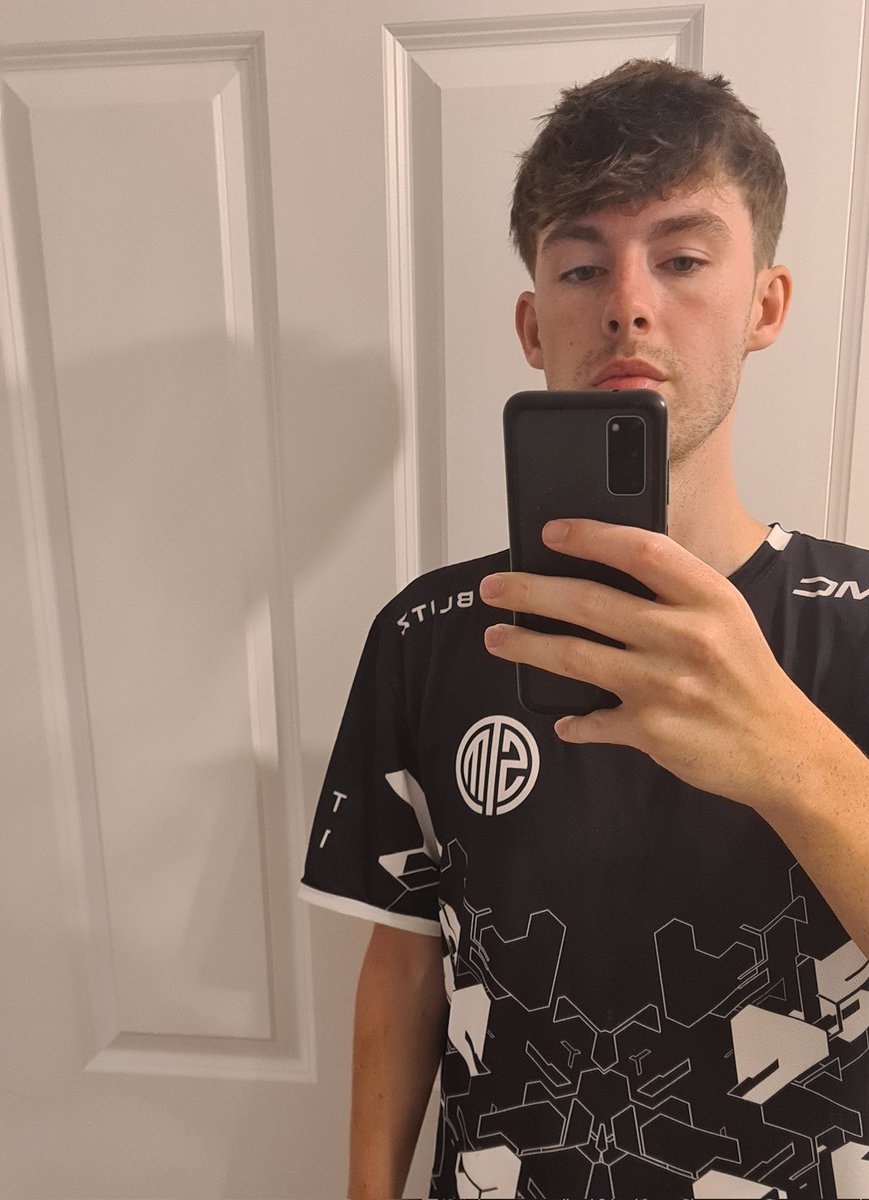 ↗️ to LAN
yes the bags under my eyes are bigger than the ones I'm taking with me, it's 6 am give me a break
#TSMWIN <a href="/TSM/">TSM</a>