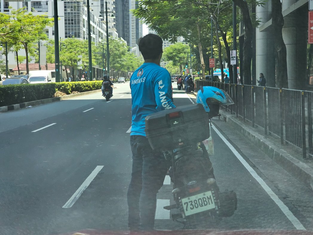 junleido's tweet photo. Attention @angkas your rider was waiting for someone when he blocked both road and tye bicycle lane. https://t.co/SDo255YUOi