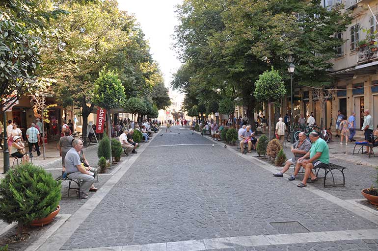 Hoe kan je jezelf beschermen tijdens een hittegolf?. Of we het nu hebben over een hittegolf, een hittedag of hondsdagen, het probleem blijft hetzelfde: de hoge buitentemperaturen kunnen onze gezondheid schaden. Voorkomen is beter dan genezen, daar... secunews.be/nl/thema-s/bij…