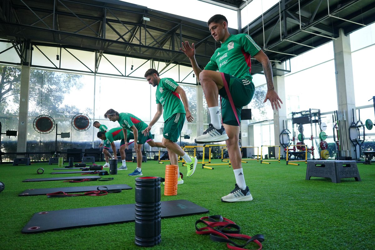 miseleccionmx's tweet photo. La noche de martes se acompaña con el #Notituit de @VisaMX. 😉
👊🏻 Continúa nuestra preparación en el CAR para el partido ante Australia 🇦🇺. ⚽️ https://t.co/6pqunrjaQb