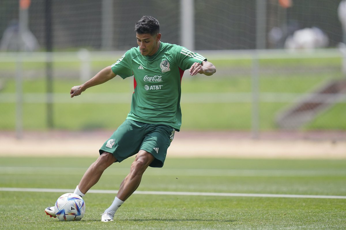miseleccionmx's tweet photo. La noche de martes se acompaña con el #Notituit de @VisaMX. 😉
👊🏻 Continúa nuestra preparación en el CAR para el partido ante Australia 🇦🇺. ⚽️ https://t.co/6pqunrjaQb