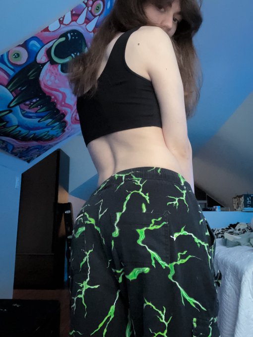 those pants giving me a dump truck🥲 https://t.co/gtgyzMIeGO