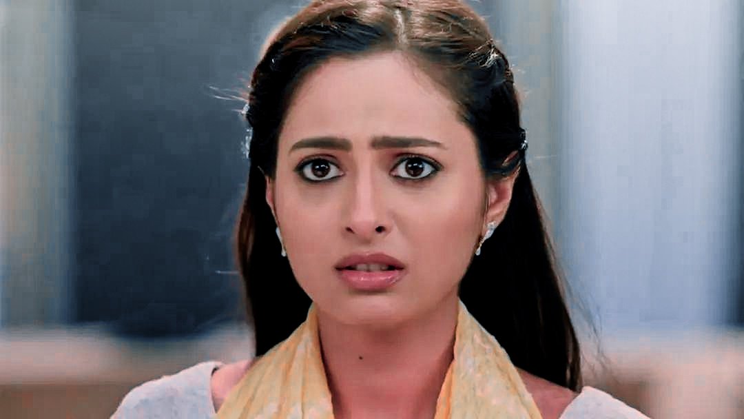 ponvarshini777's tweet photo. Aaru caps from today's episode 🤍💛
#yrkkh #KarishmaSawant #Ks #Aaru #Aarohi #Arohi #Matashree https://t.co/0roykqkQhB