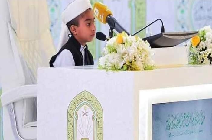 سعودی عرب میں حُسنِ قرات کا عالمی مقابلہ منعقد کیا گیا ہے جس میں ایک سو سترہ ممالک کے ایک سو چھیاسٹھ امیدوار شریک ہیں
الحمدلّلہ آپ سب کو مبارک ہو کہ مسجد الحرام میں منعقدہ اس عالمی مقابلے میں پاکستان کے چودہ سالہ حافظ اعظم طارق فائنل تک پہنچ گئے ہیں
دنیاوی طور پر تو مقابلے کا