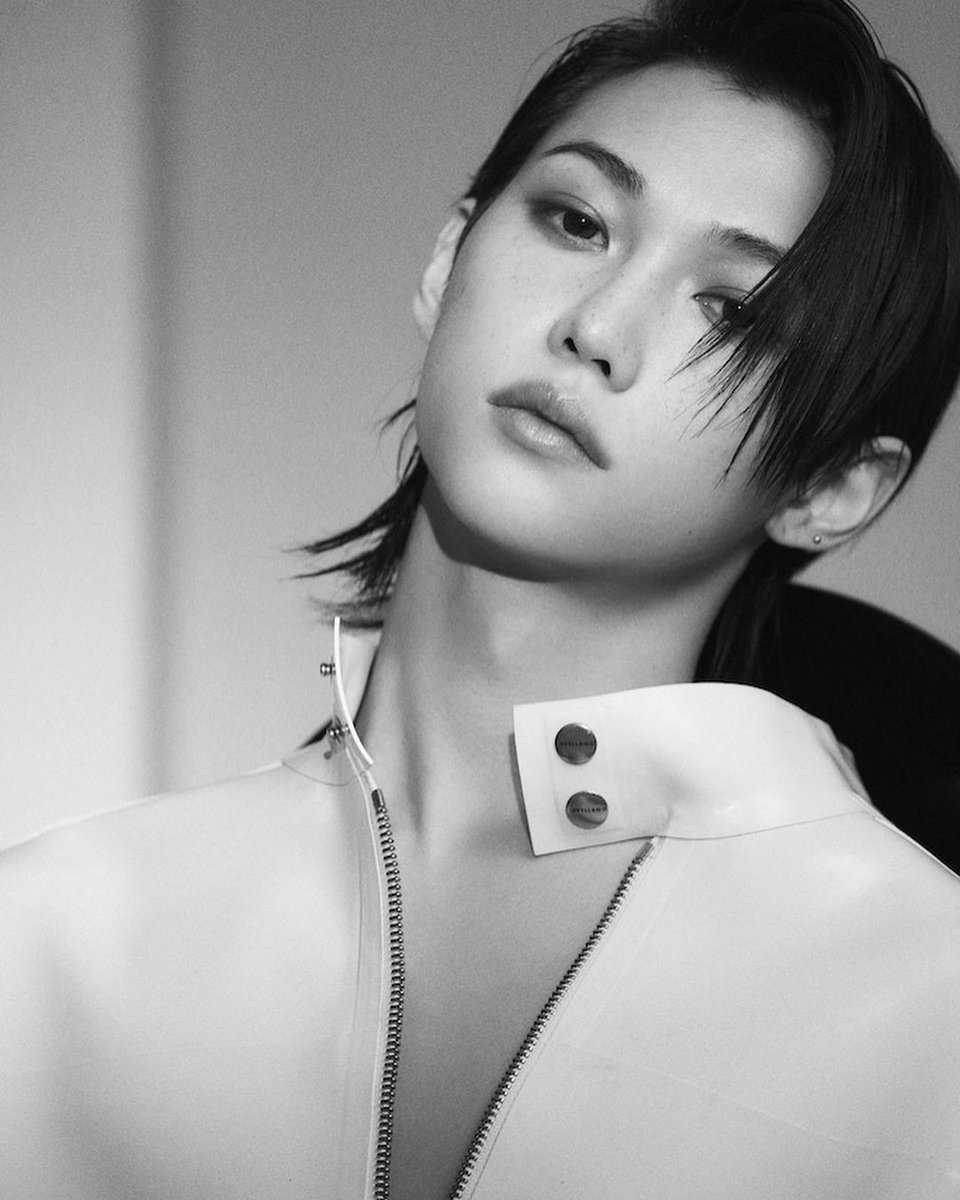 viraltakes's tweet image. Felix will be attending the Louis Vuitton show at Paris Fashion Week on 2nd October.