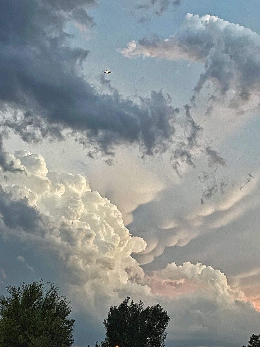 emxburg's tweet image. instagram.com/emxburg?igshid…

#texas #stormcloud #storm  #robsonranch #emxburg #landscapephotography