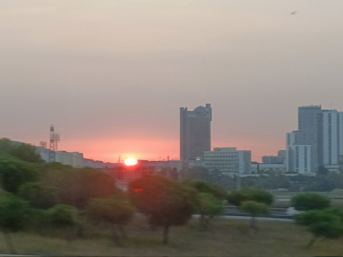 jrmoleroyll's tweet photo. Primeres llums del dia i el Sol #Sun que comença a sortir #sunrise #sunrise_catalunya amb l'hospital #Bellvitge i l'edifici #Mirador #BarcelonaTower
Des del #Bus #E97 per la #B20
Dc. 06/09/2023 07:25 h 
#OppoX5Lite https://t.co/gXc42QpqWz