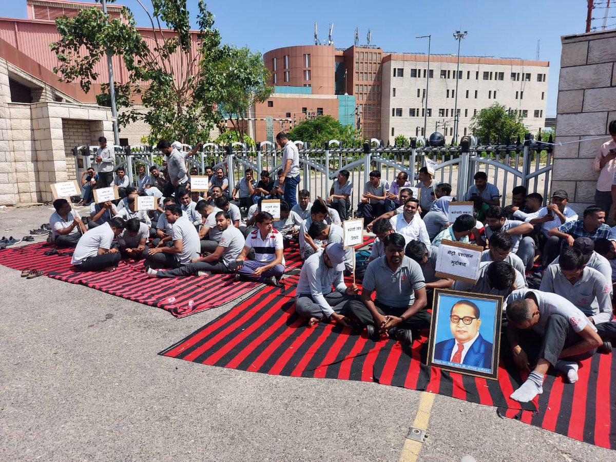 pankajyadav17au's tweet photo. प्रशासन के साथ हर संभव सहयोग के पश्चात भी जयपुर मेट्रो के कर्मचारियों के लिए 10 वर्ष से अधिक समय तक पद्दोन्नति नियम नहीं बनने के बाद तथा OPS अन्य सरकारी करमचारियो की भाति लागू करने के लिये आज अंततः विरोध के साथ धरना देने को मजबूर हो गए हैं।@RajCMO
 @ashokgehlot51 @ShantiDhariwal https://t.co/KQaoQ80ZK8