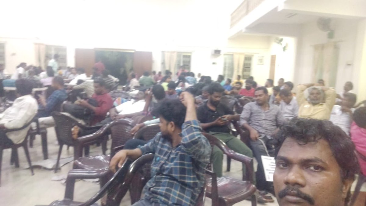 rasalrahul40's tweet photo. जिस प्रकार BJP सरकार रेल अपरेंटीस के खिलाफ साजिश कर बेरोजगार कर रही है शांतीपूर्ण तरिके से चेन्नई मैं आंदोलन हो रहा था पर रेल्वे पुलिस ने बेरोजगार रेल अपरेंटीस को हक मांगने कि सजा जेल मैं दिखाई आणे वाले 2024 तुम्हे नही आणे देंगे @AshwiniVaishnaw @RailMinIndia  @ShivaGopalMish1 https://t.co/Gr2a6X2siZ