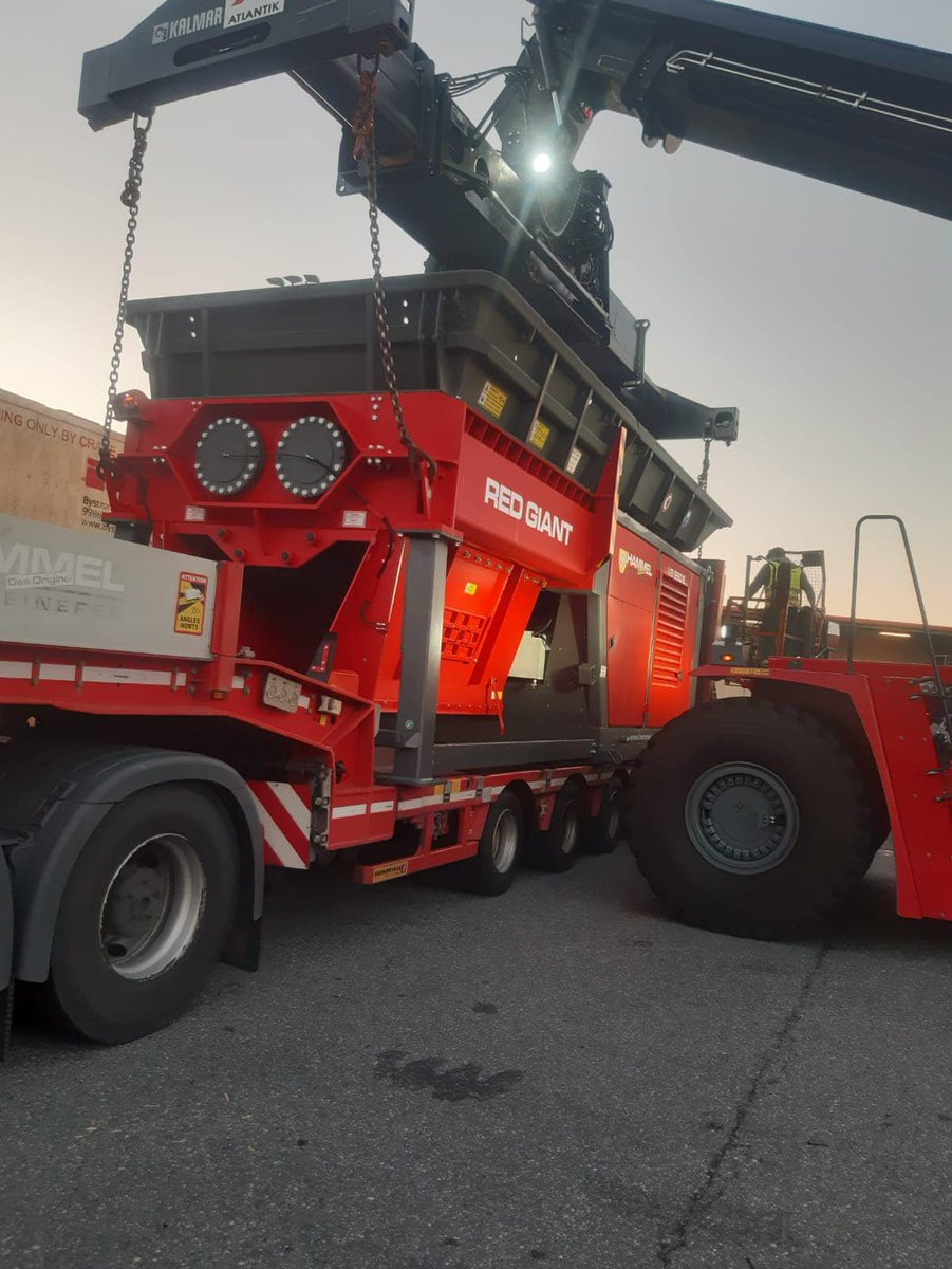 hammel_basa's tweet photo. What we do on a Monday morning in Bremerhaven Port:
Loading of a HAMMEL RED GIANT electric version with 2x 250 kW - ready to go ! Good Trip to Turkey ! https://t.co/Z8pkQ2RG7p